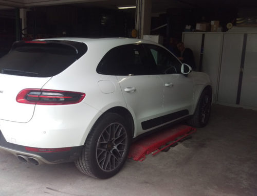 Changement de pneu sur Porsche Macan 2
