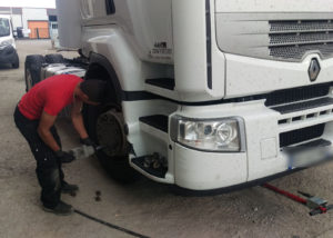 dévissement des écrous de sécurité de pneu sur camion poids lourd
