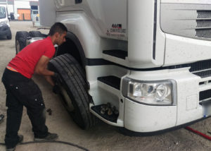 changement de pneu sur camion poids lourd