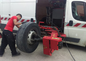 employé vip pneu en train d'ajuster un pneu poids-lourd